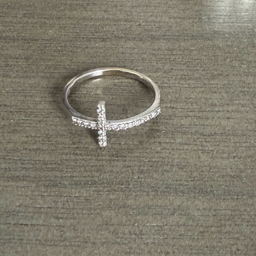 Elegant Silver Cross Ring with diamonds